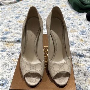 Authentic Gucci Signature Cream Color  Peep-Toe Heels SERIOUS INQUIRIES ONLY ***
